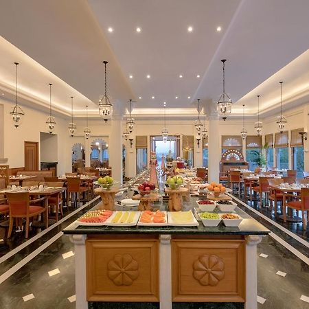 โรงแรมไทรเด้นท์ อุไดปัวร์ อุเดเปอร์ ภายนอก รูปภาพ The restaurant at the resort