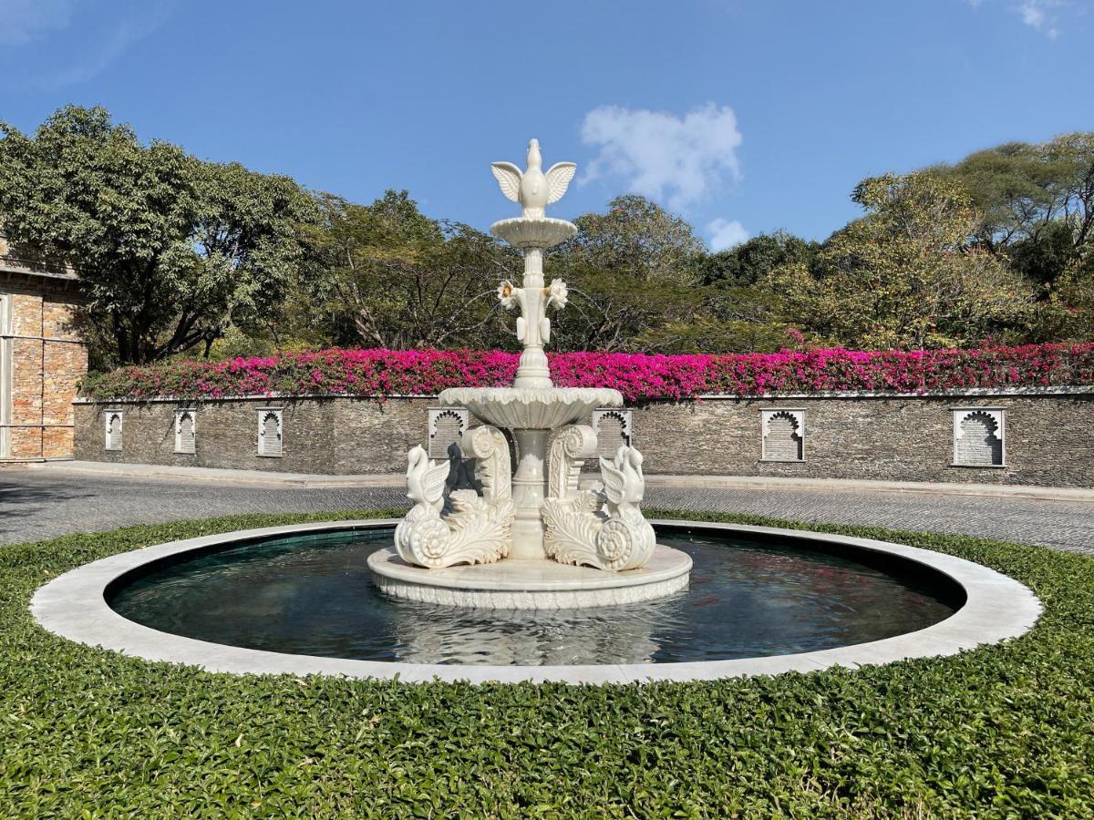 โรงแรมไทรเด้นท์ อุไดปัวร์ อุเดเปอร์ ภายนอก รูปภาพ Fountain at the entrance of the house