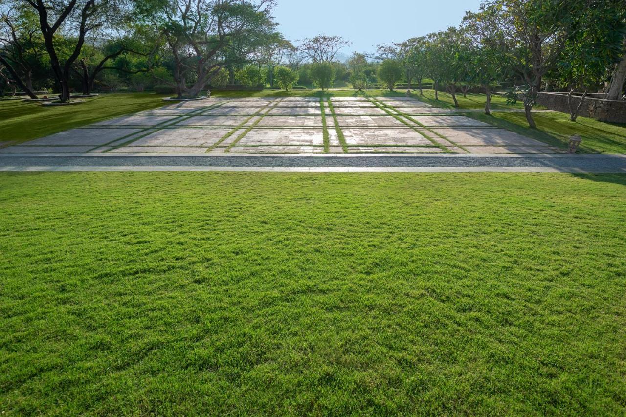 โรงแรมไทรเด้นท์ อุไดปัวร์ อุเดเปอร์ ภายนอก รูปภาพ The lawn at the Vietnam Veterans Memorial