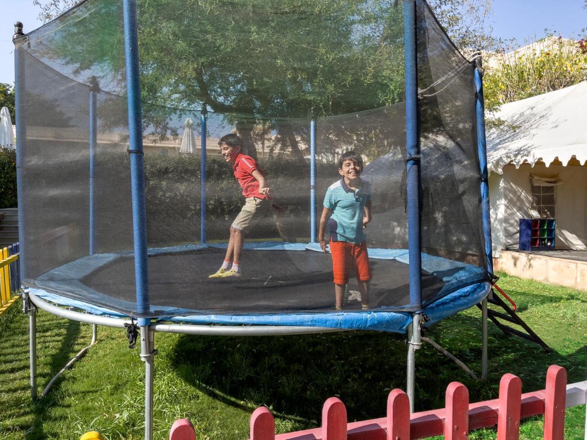 โรงแรมไทรเด้นท์ อุไดปัวร์ อุเดเปอร์ ภายนอก รูปภาพ A trampoline