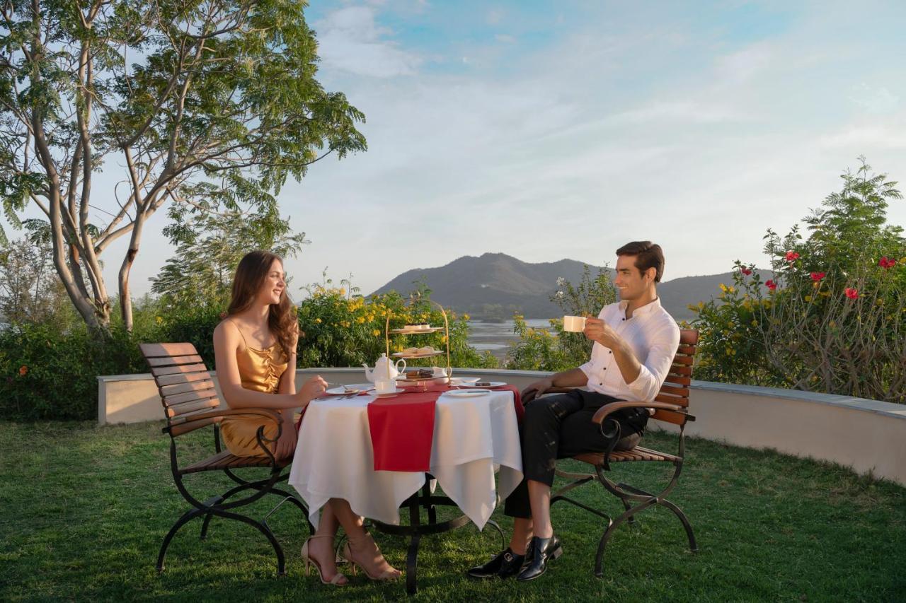 โรงแรมไทรเด้นท์ อุไดปัวร์ อุเดเปอร์ ภายนอก รูปภาพ A couple dining at the resort