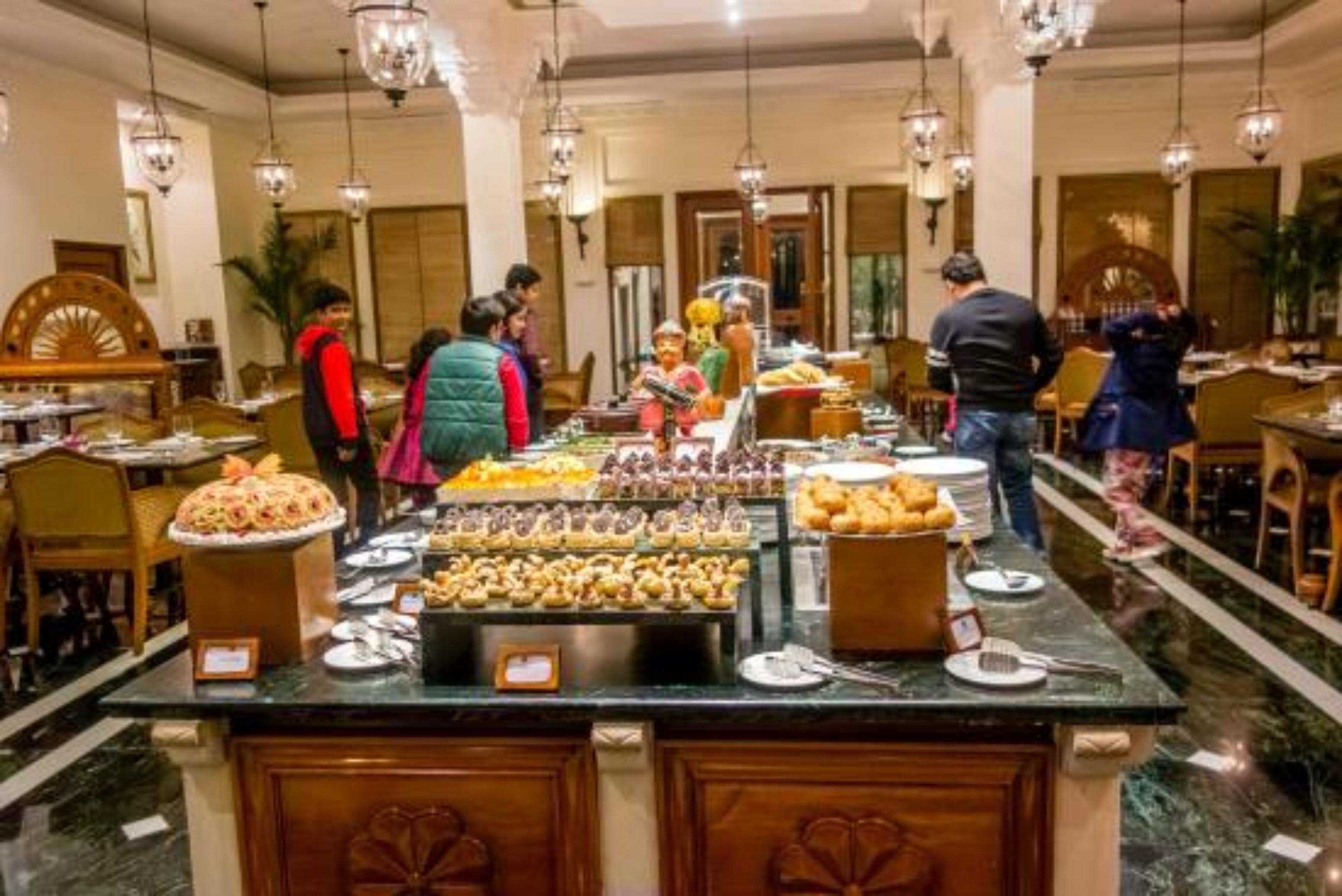 โรงแรมไทรเด้นท์ อุไดปัวร์ อุเดเปอร์ ภายนอก รูปภาพ The buffet at the Imperial Hotel