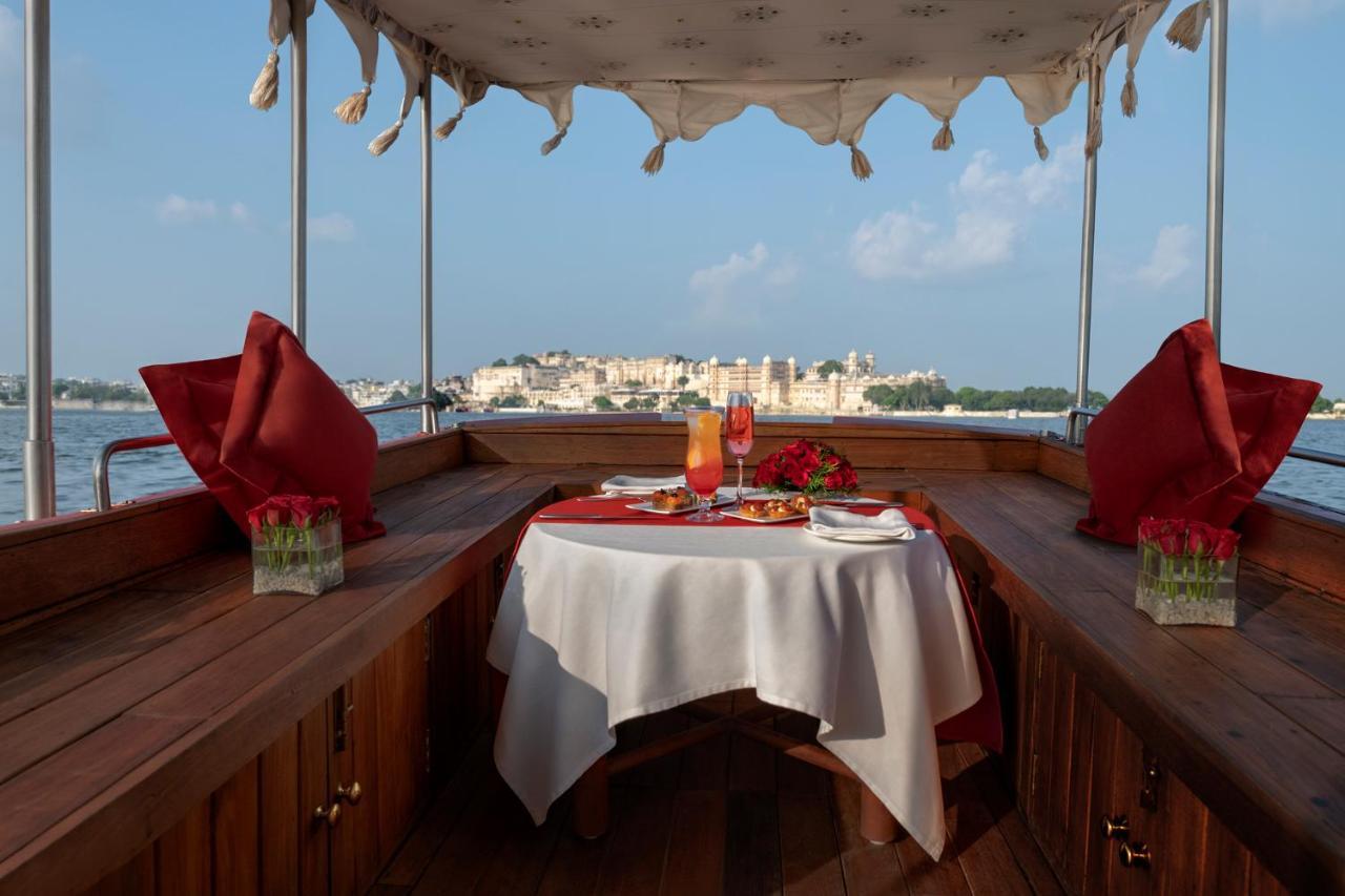 โรงแรมไทรเด้นท์ อุไดปัวร์ อุเดเปอร์ ภายนอก รูปภาพ A view of the interior of a traditional Maltese boat